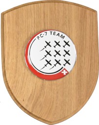 Image de Holzplakette mit Metallemblem PC-7 Team