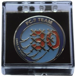 Bild von PC-7 Jubiläums Pin mit Geschenkbox, Nummeriert, 21mm